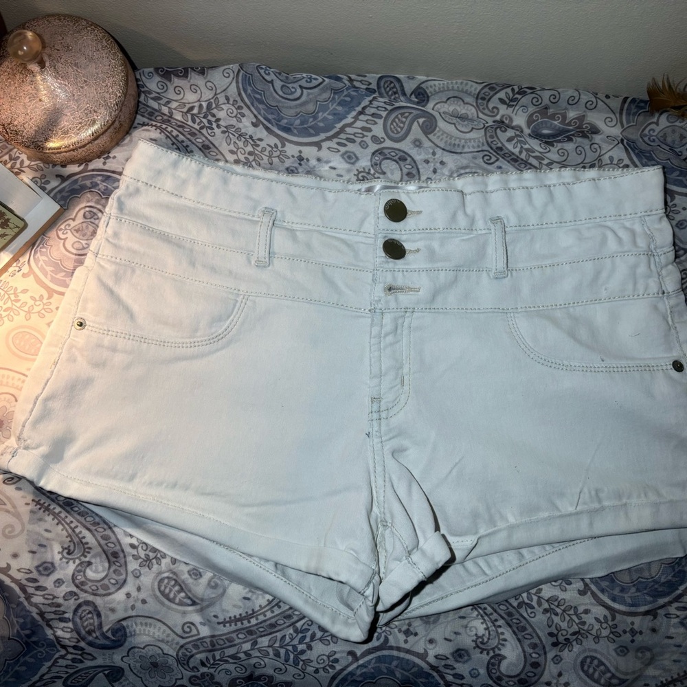 No Boundaries Women's High-Waisted White Shorts